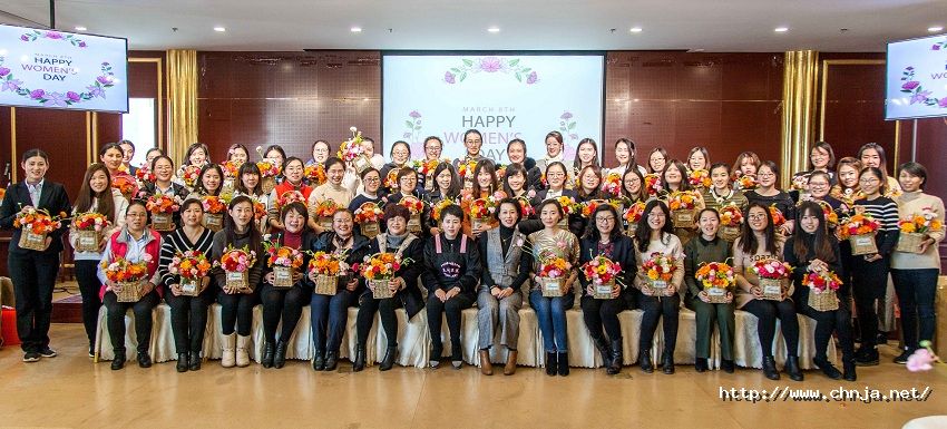 1571642438672214fxB7.jpg 3作品展示合影 850.jpg